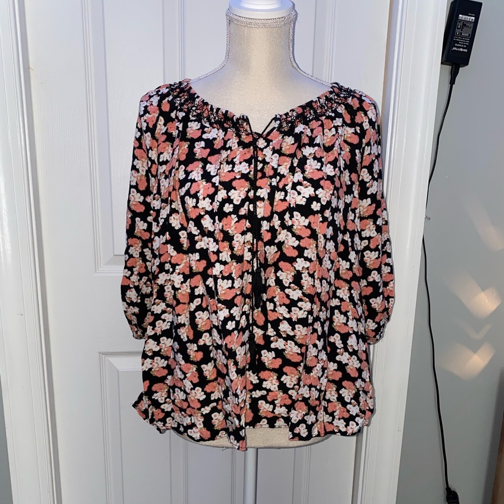 🌻BUNDLE 3 Women’s blouses for 30% off!🌻